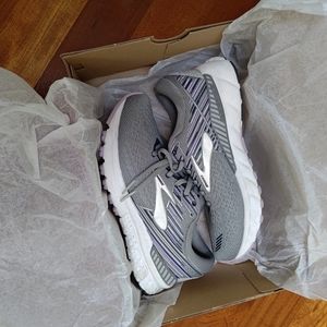 Brooks Running Shoes Women's size 7.5